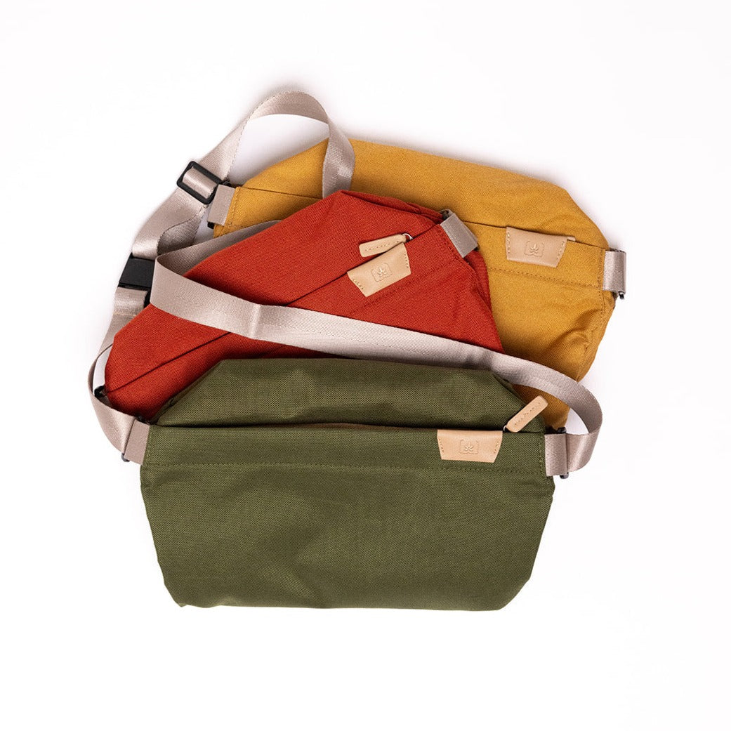Spacious Gusseted Crossbody Bag with Adjustable Strap & Magnetic Clasp