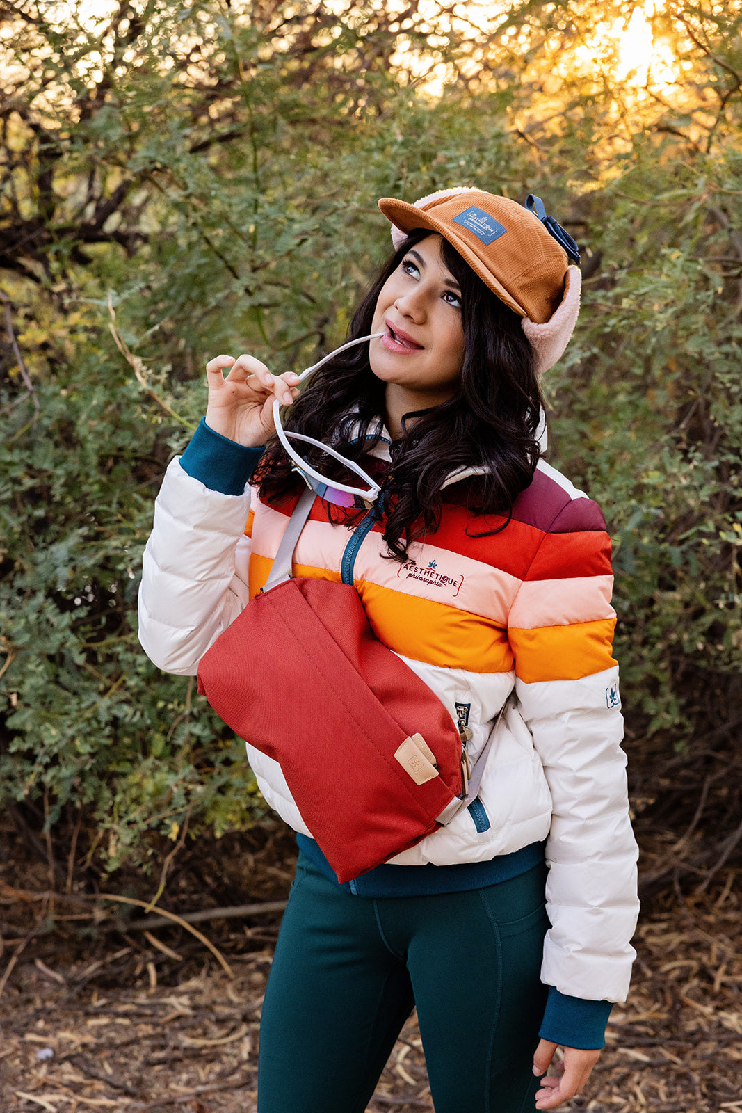 Spacious Gusseted Crossbody Bag with Adjustable Strap & Magnetic Clasp